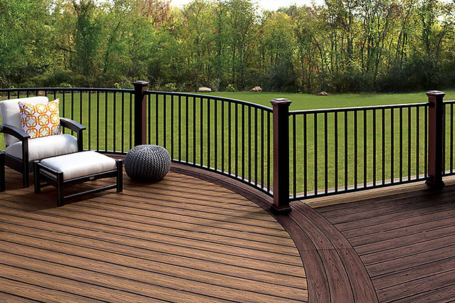TREX Signature curved railing on a TREX transcend deck. Deck colours are charcoal black with vintage lantern, tiki torch and spiced rum.